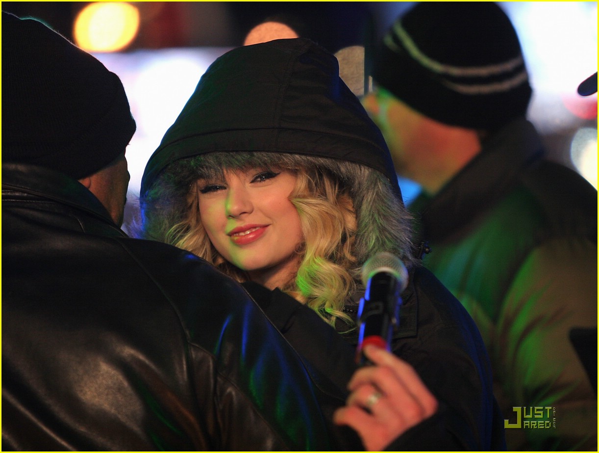 Taylor Swift Rings In Rockin' New Year