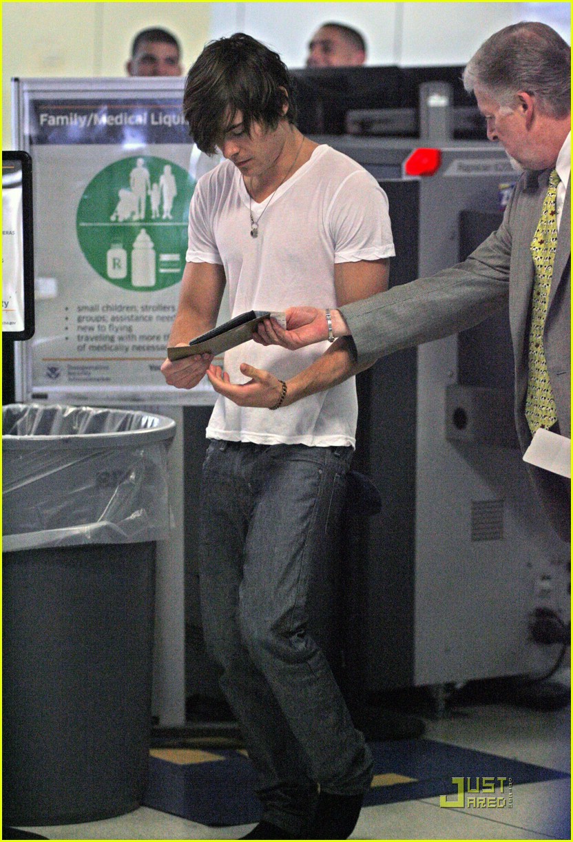 Zac Efron & Vanessa Hudgens: Japan Bound
