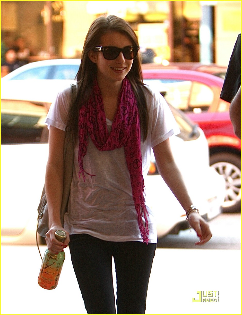 Emma Roberts: Anne Hathaway is Amazing
