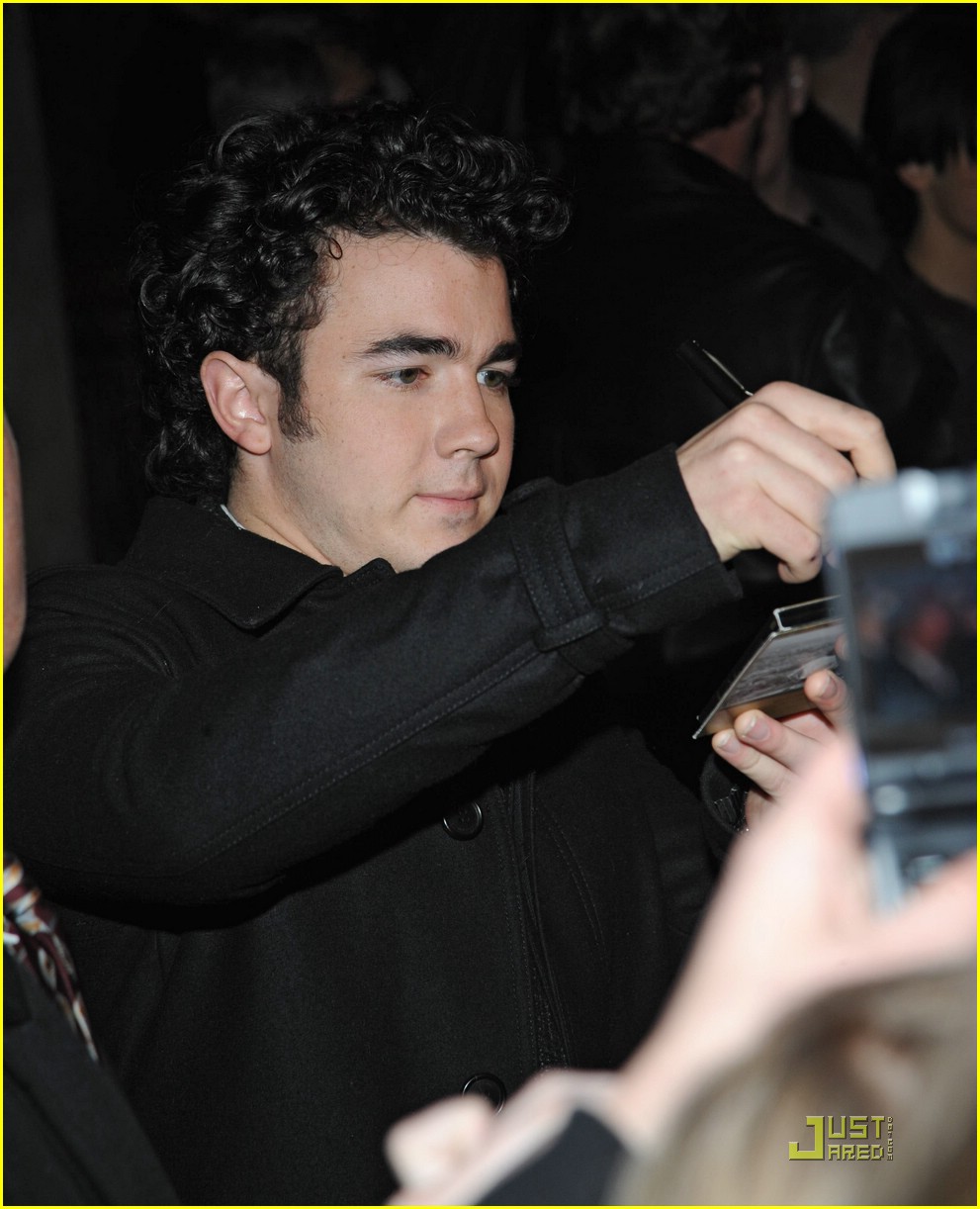 The Jonas Brothers Get Waxed