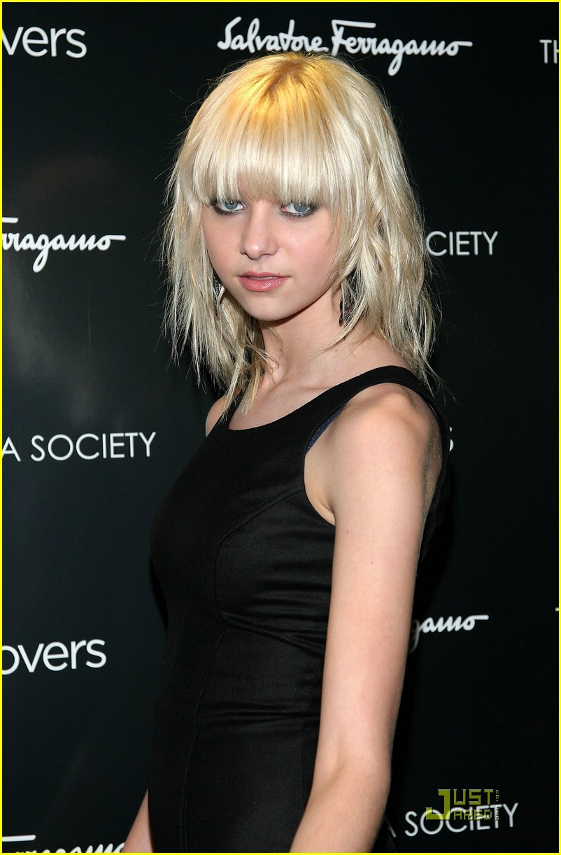 Taylor Momsen: Pink Pumps Pretty