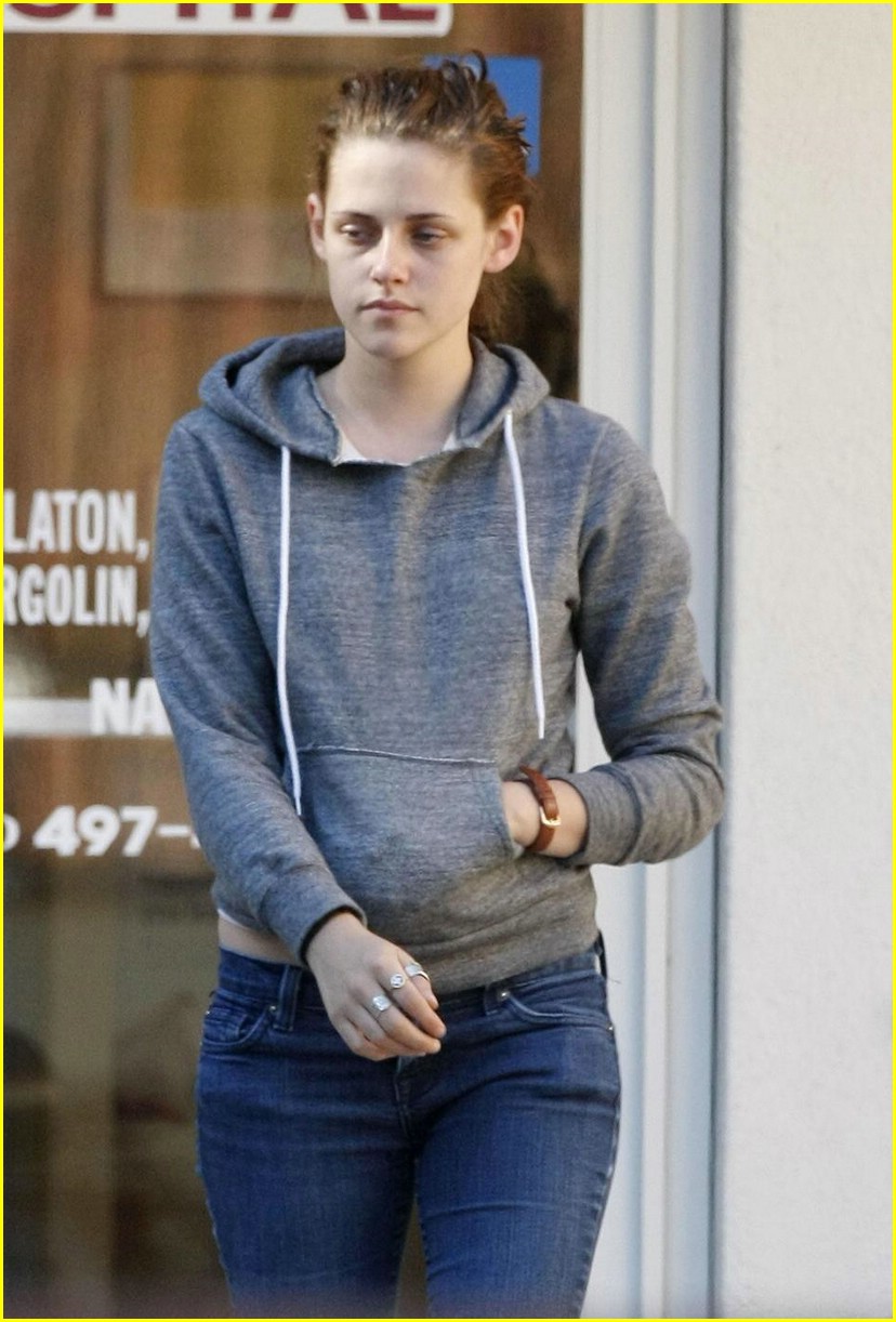 Kristen Stewart Takes Doggy To The Doctors