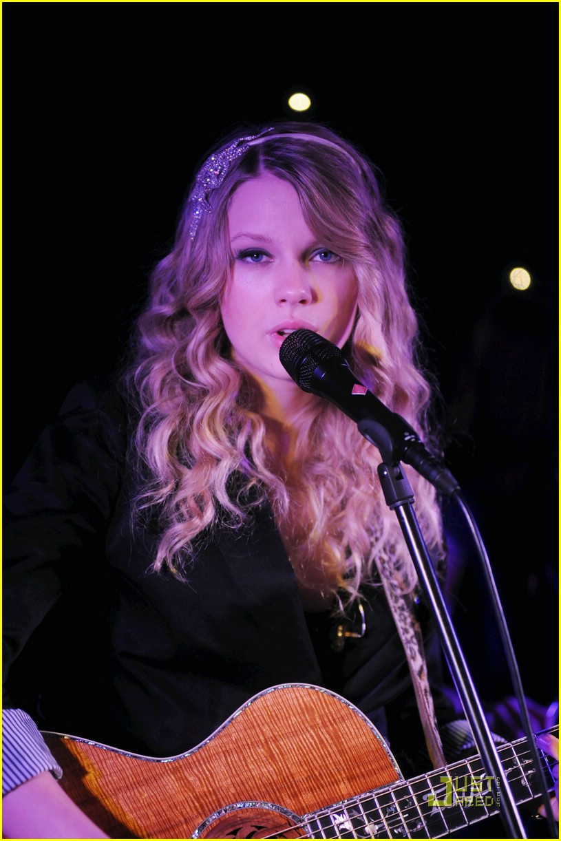 Taylor Swift Makes Manchester Music