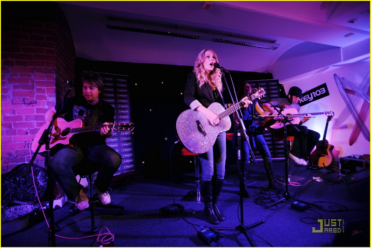 Taylor Swift Makes Manchester Music