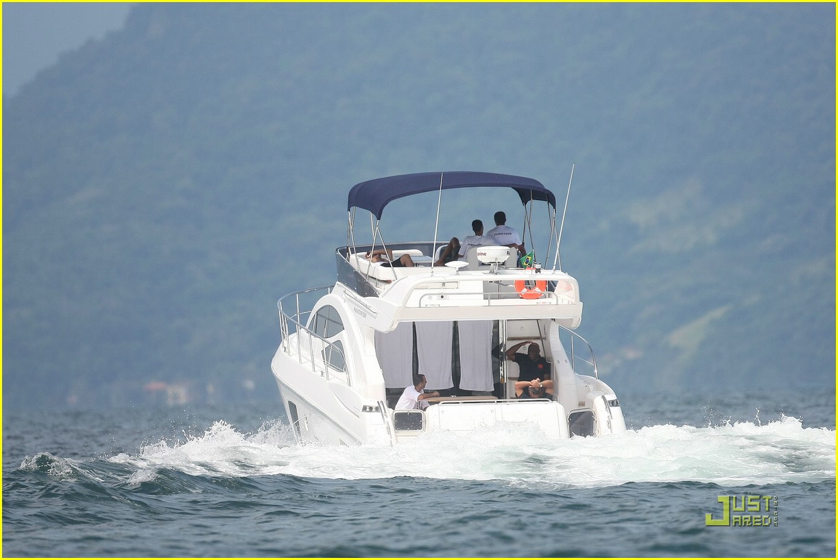 Zac Efron & Vanessa Hudgens: Caras Island Couple
