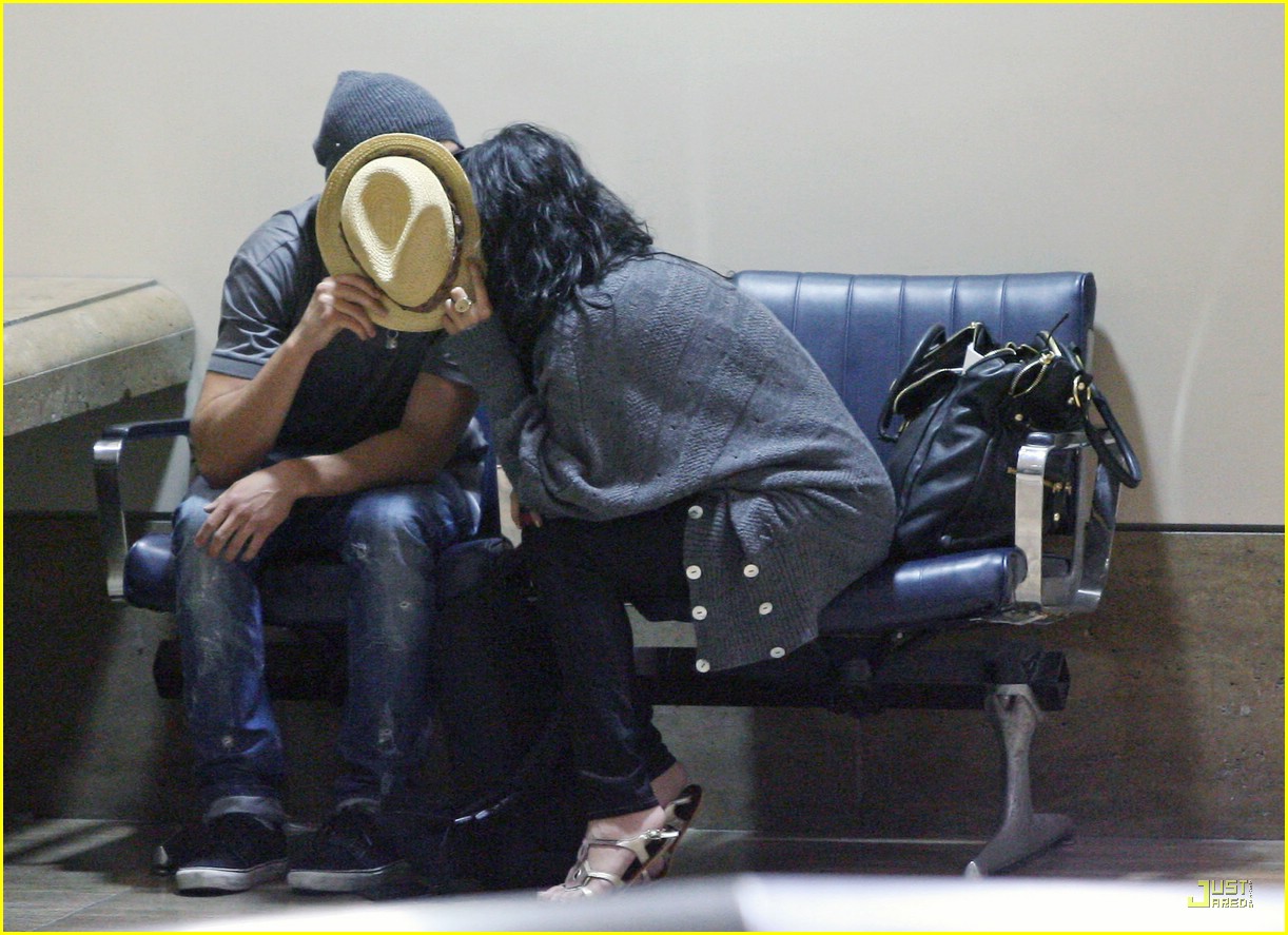 Zac Efron & Vanessa Hudgens: Fedora Flirts