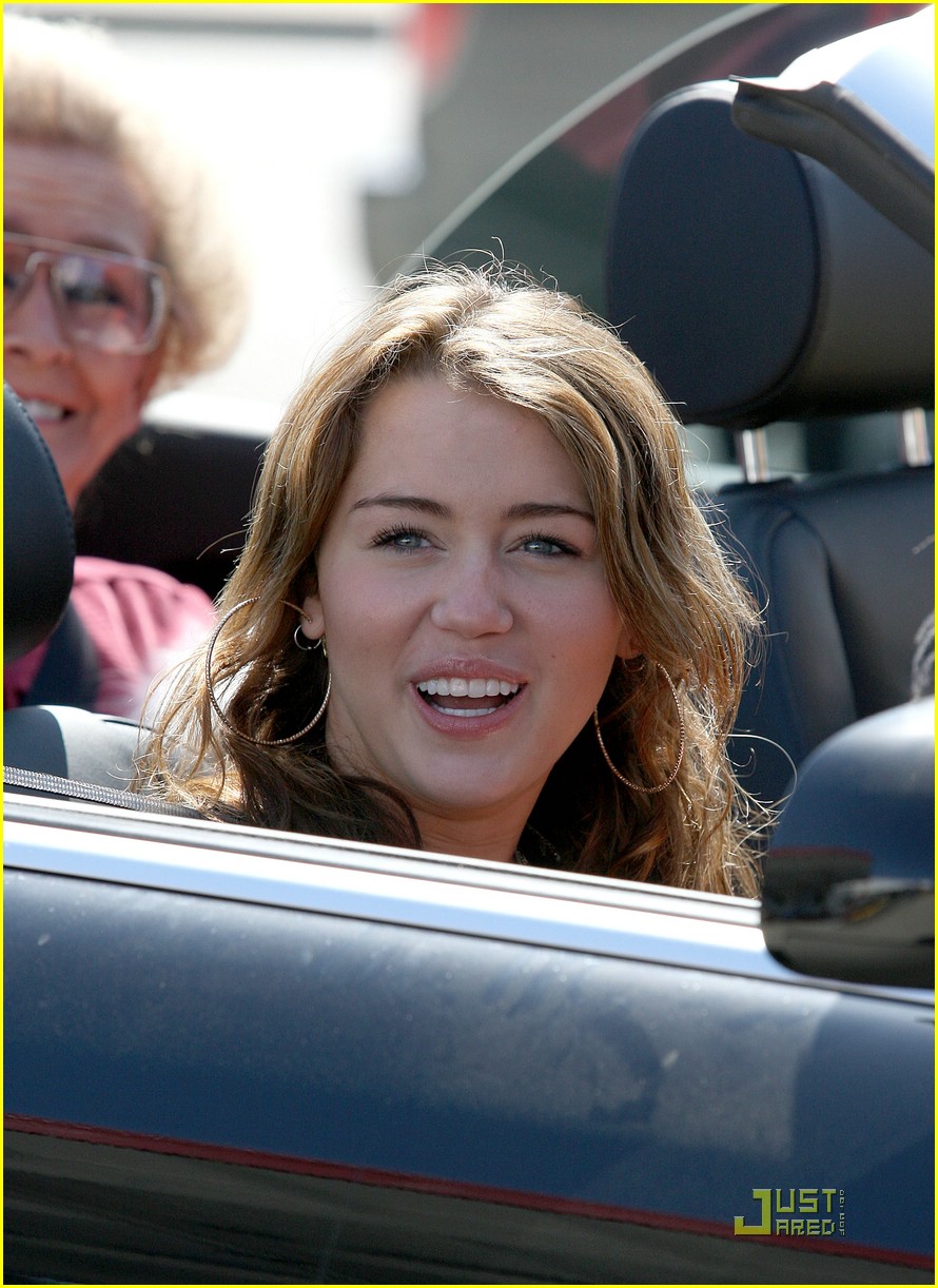 Miley Cyrus Goes In-n-Out