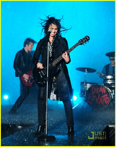 Demi Lovato is Singin' In The Rain