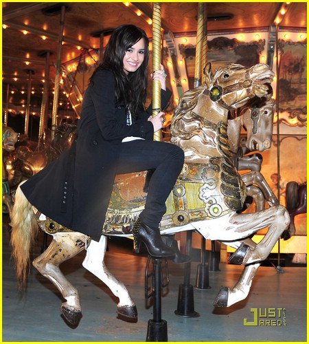 Demi Lovato is Singin' In The Rain