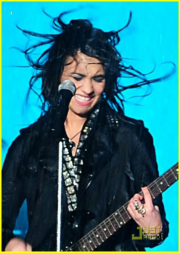 Demi Lovato is Singin' In The Rain
