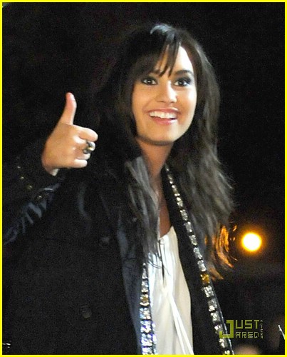 Demi Lovato is Singin' In The Rain