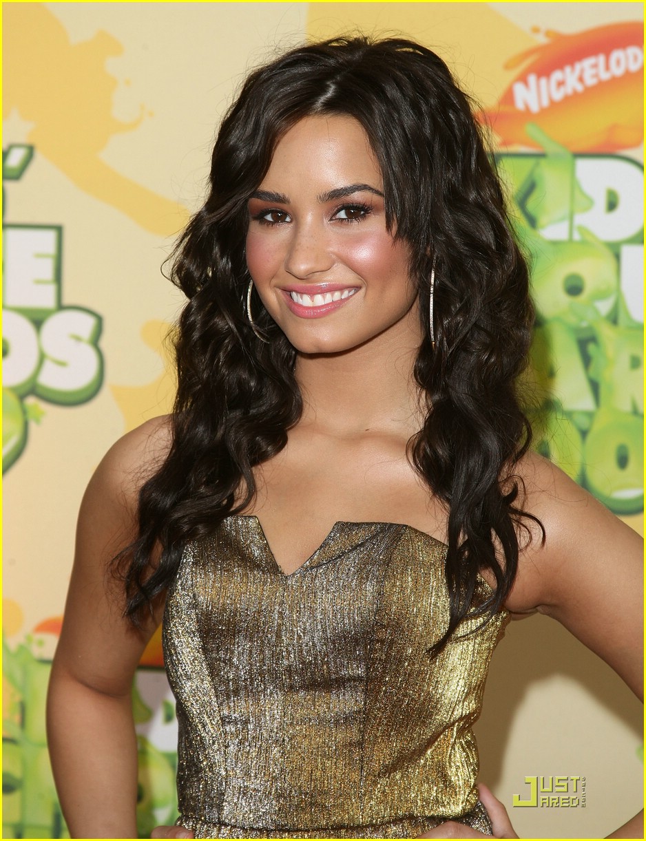 demi lovato gold dress Demi Lovato takes the stage in gleaming gold dress