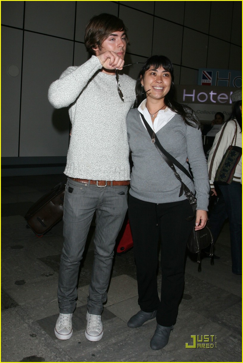 Zac Efron Heads Into Heathrow