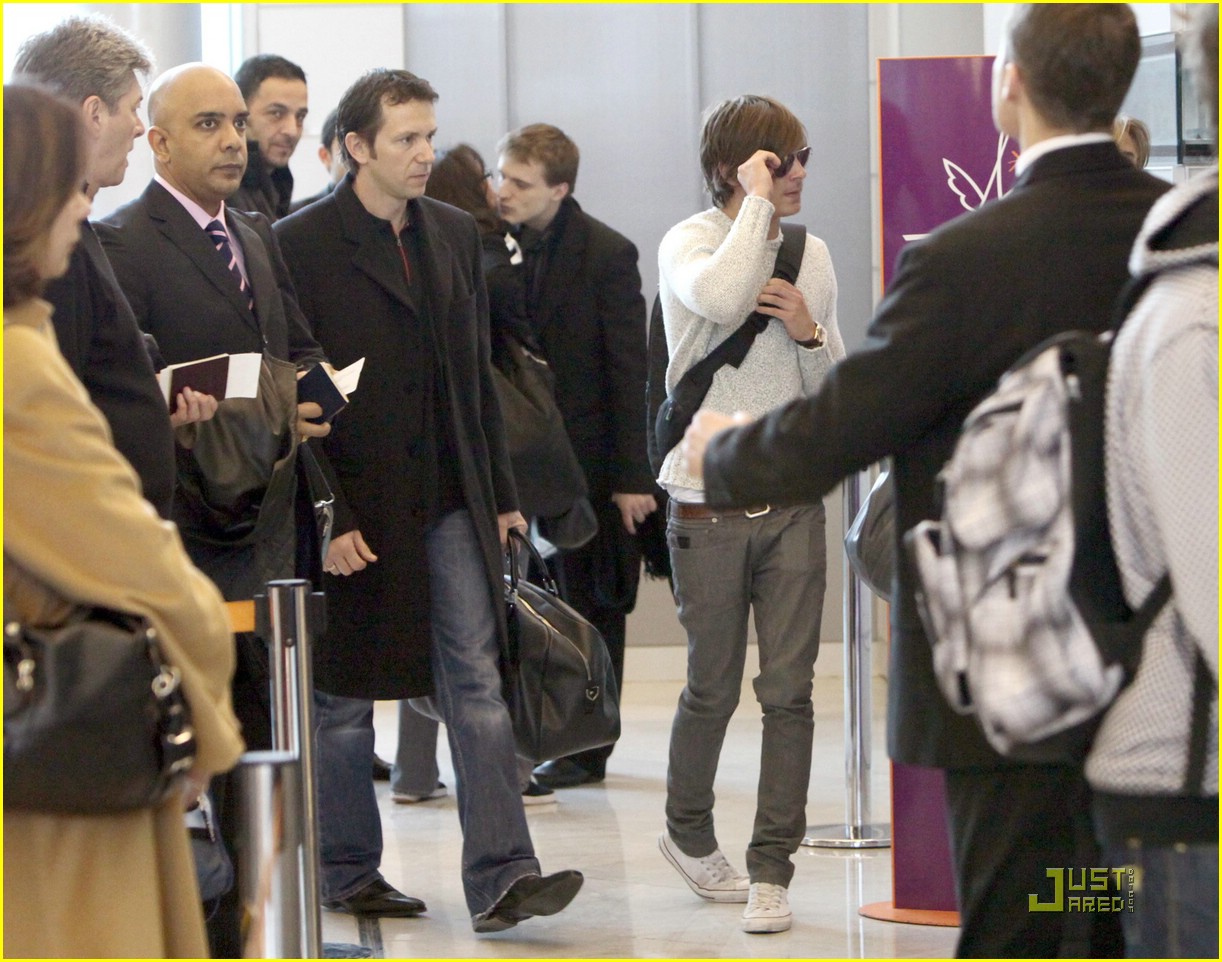 Zac Efron Heads Into Heathrow