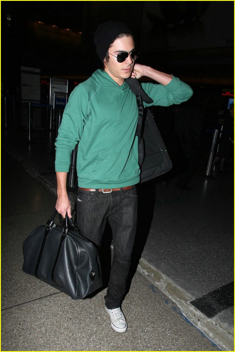 Zac Efron Jets Off To Sydney