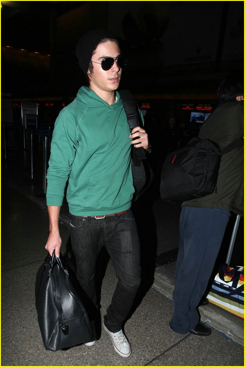 Zac Efron Jets Off To Sydney