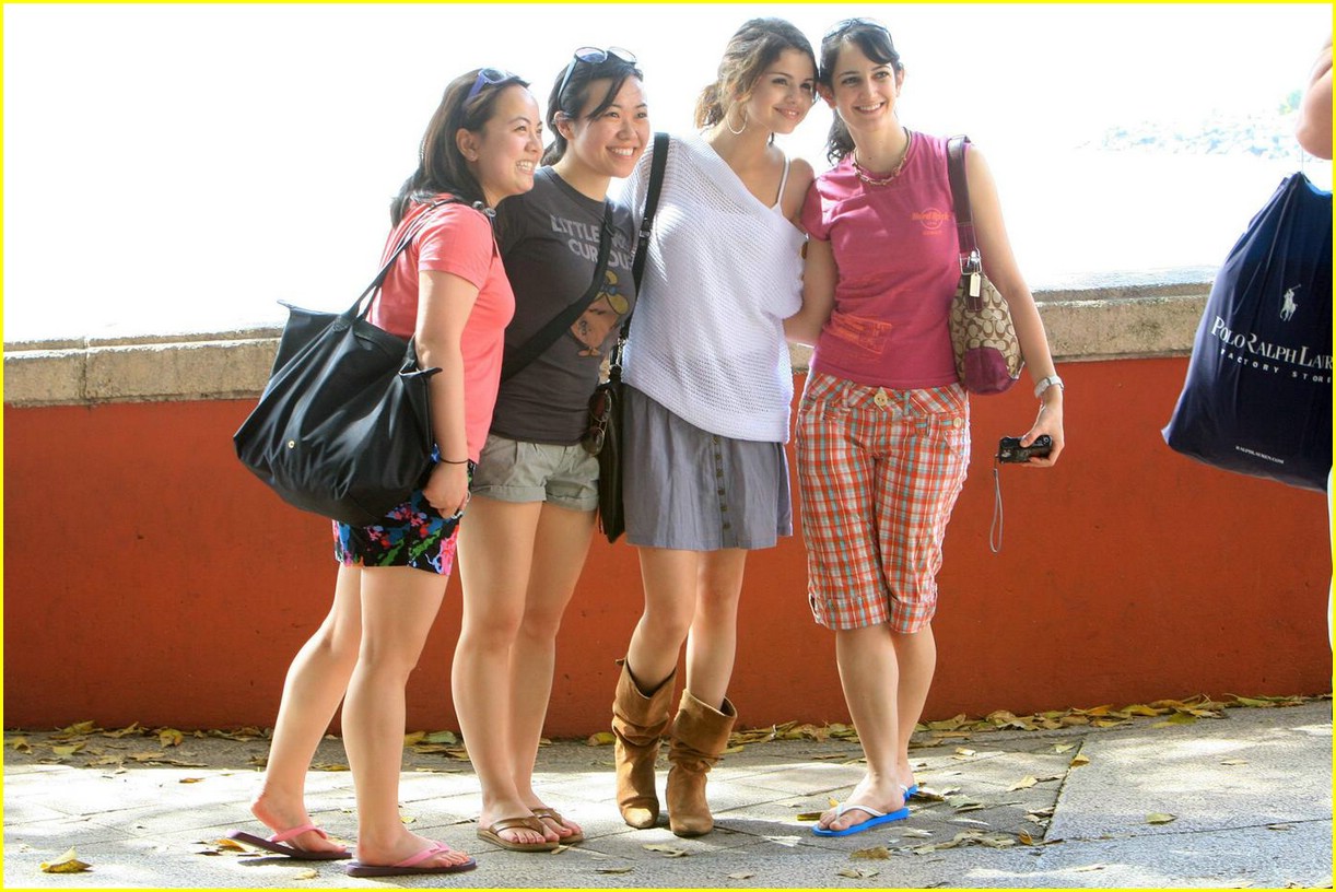 Selena Gomez: San Juan Sightseeing