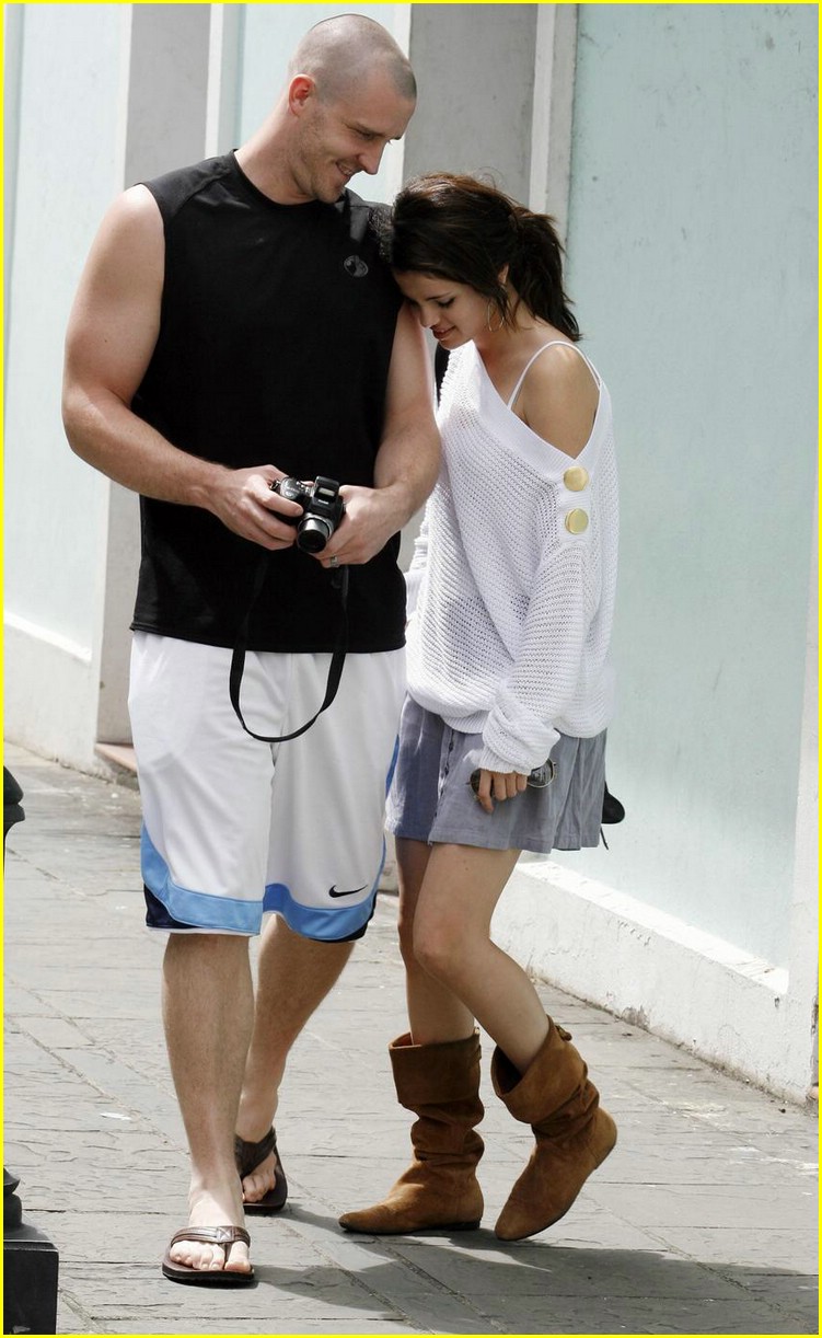 Selena Gomez: San Juan Sightseeing