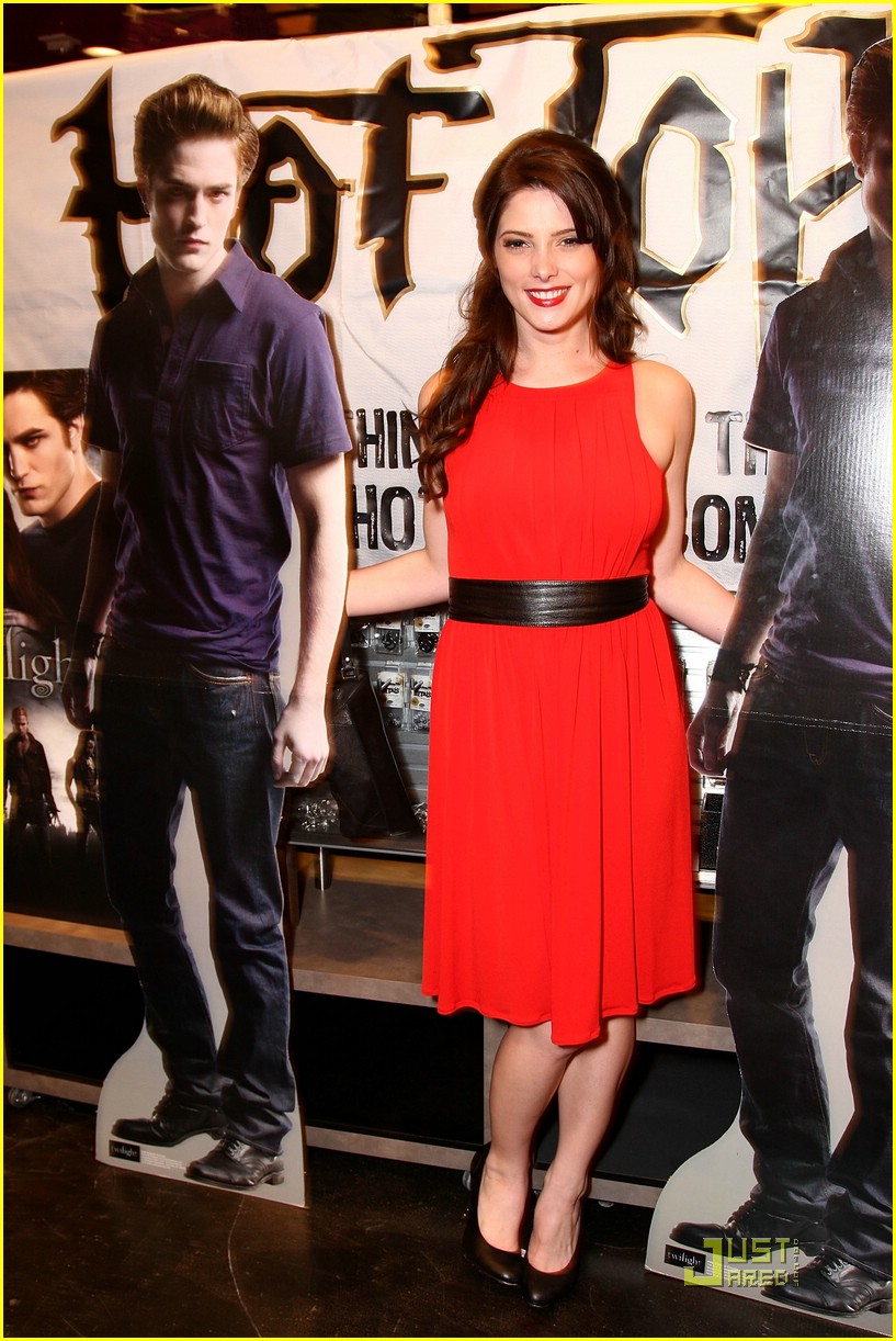 Ashley Greene Surprises Fans At Hot Topic