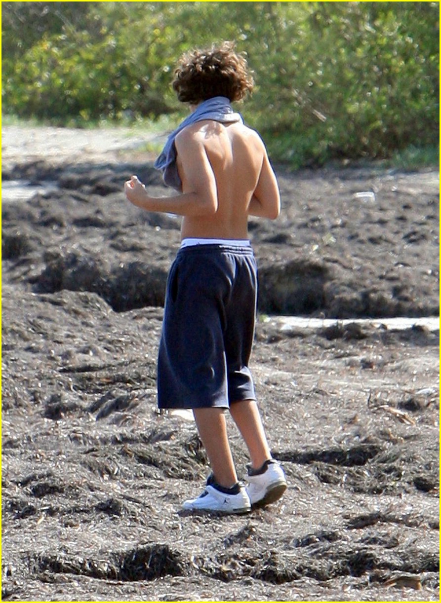 Jake T. Austin: Sleeveless in San Juan