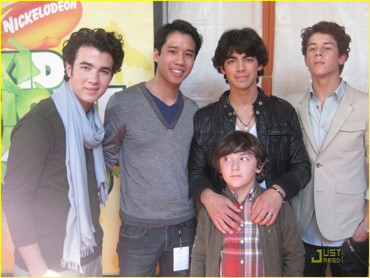 Jonas Brothers: Turn Right, Not Left!