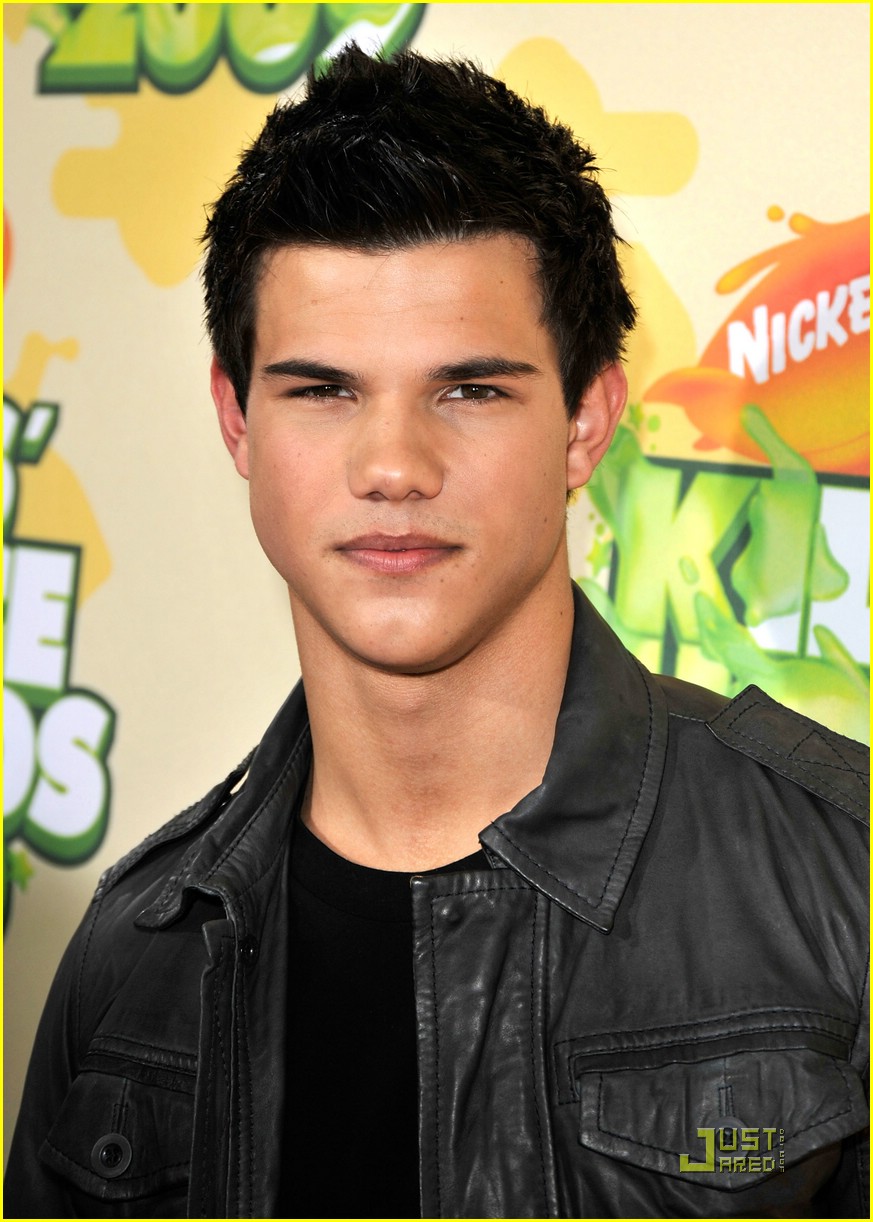 Taylor Lautner: Twilight Wins Best Book at KCAs!