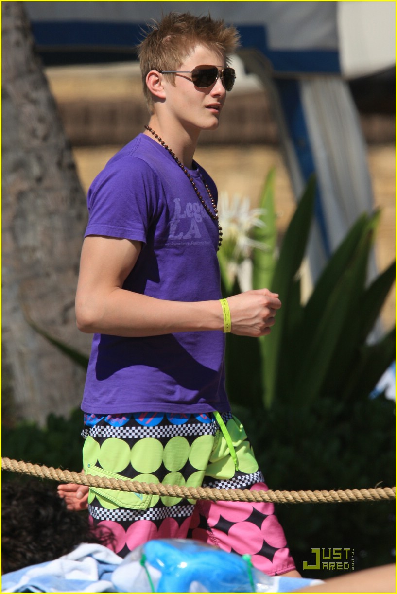 Alexander Ludwig is a Hawaii Hottie
