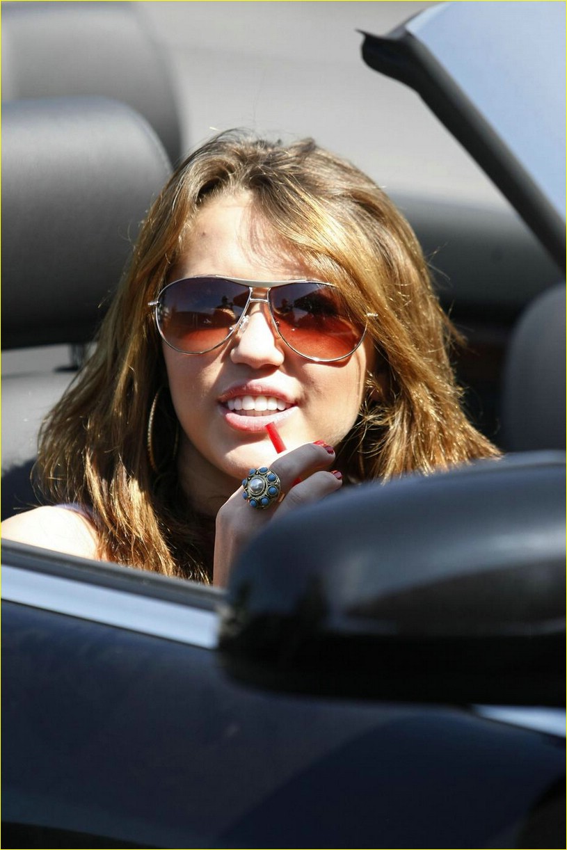 Miley Cyrus is Smoothie Sweet