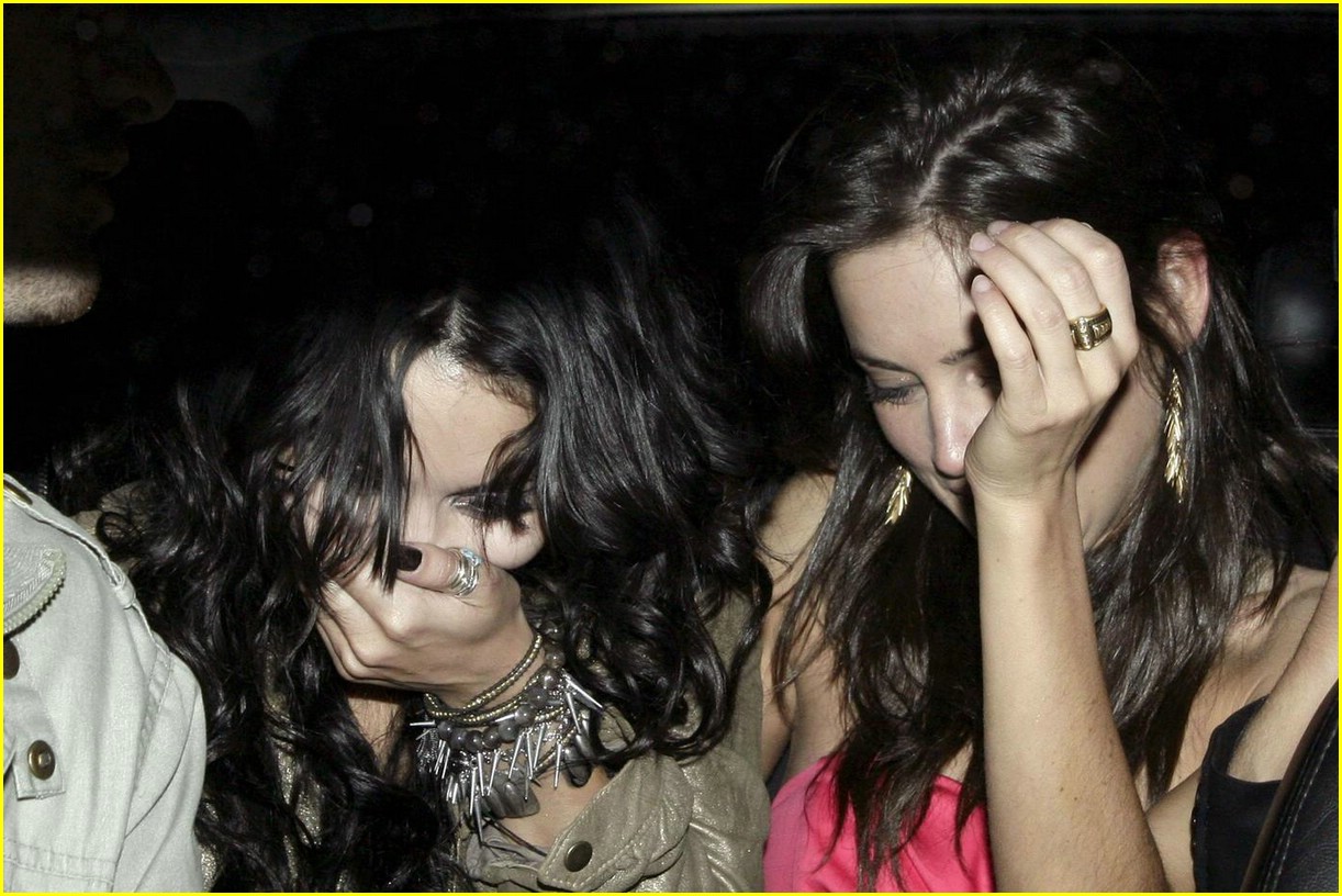 Zac, Vanessa & Brittany: Beso Buddies
