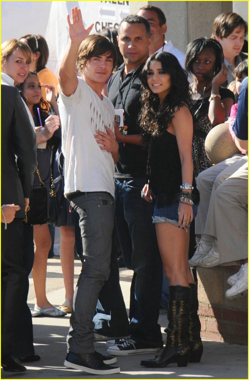 Zac, Vanessa & Brittany: Beso Buddies