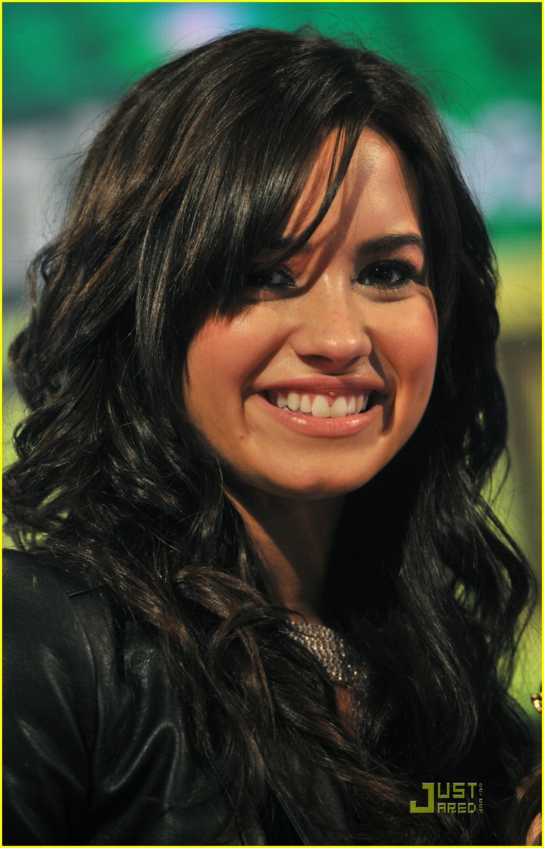 Demi Lovato Digs London's Dungeons