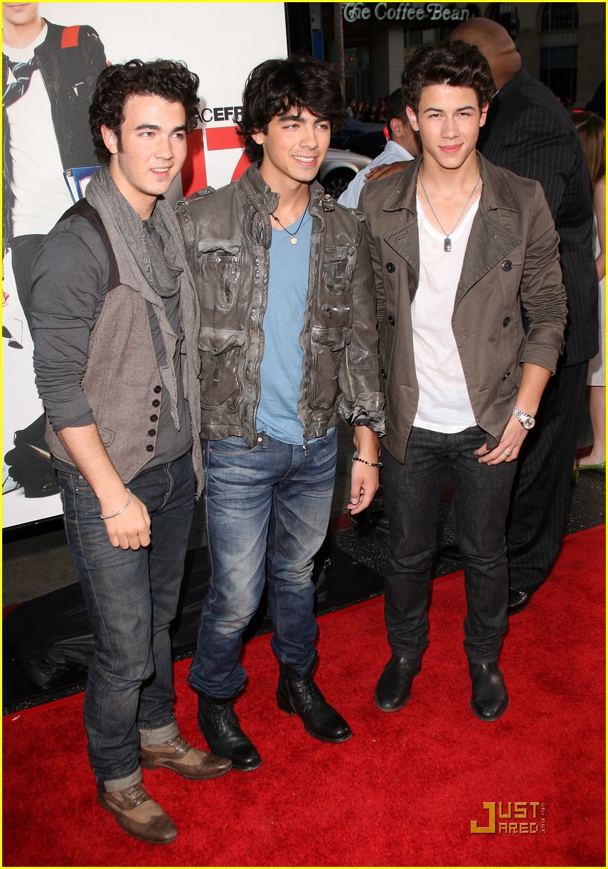 Jonas Brothers: 17 Again Siblings