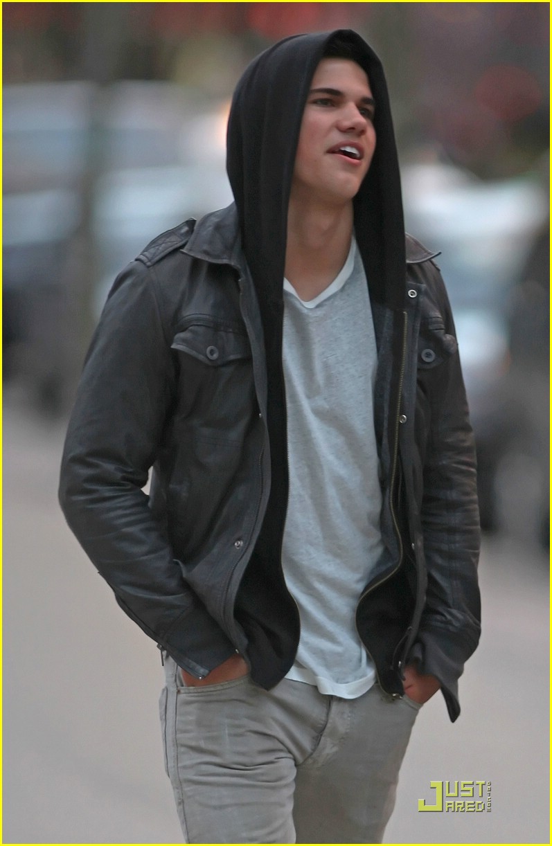 Taylor Lautner: 'I Can't Stop Bouncing My Knee'