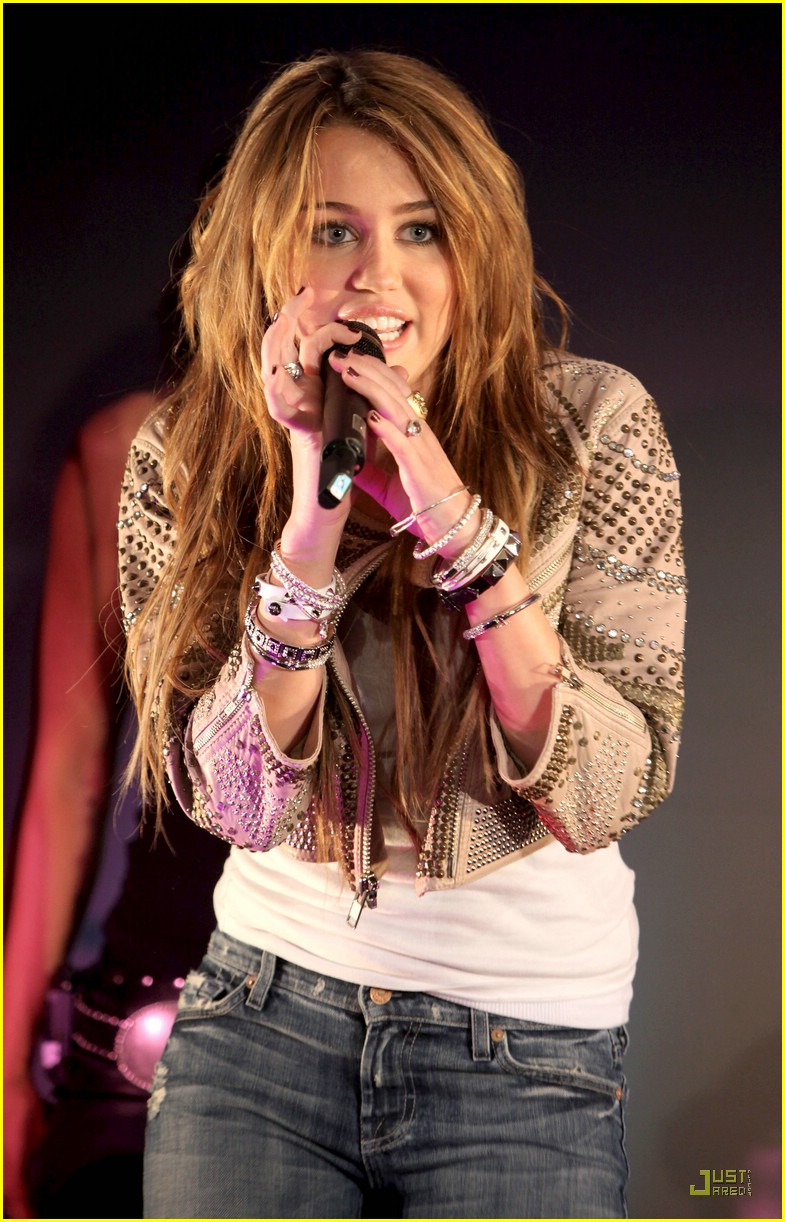 Miley Cyrus is Apple Amazing