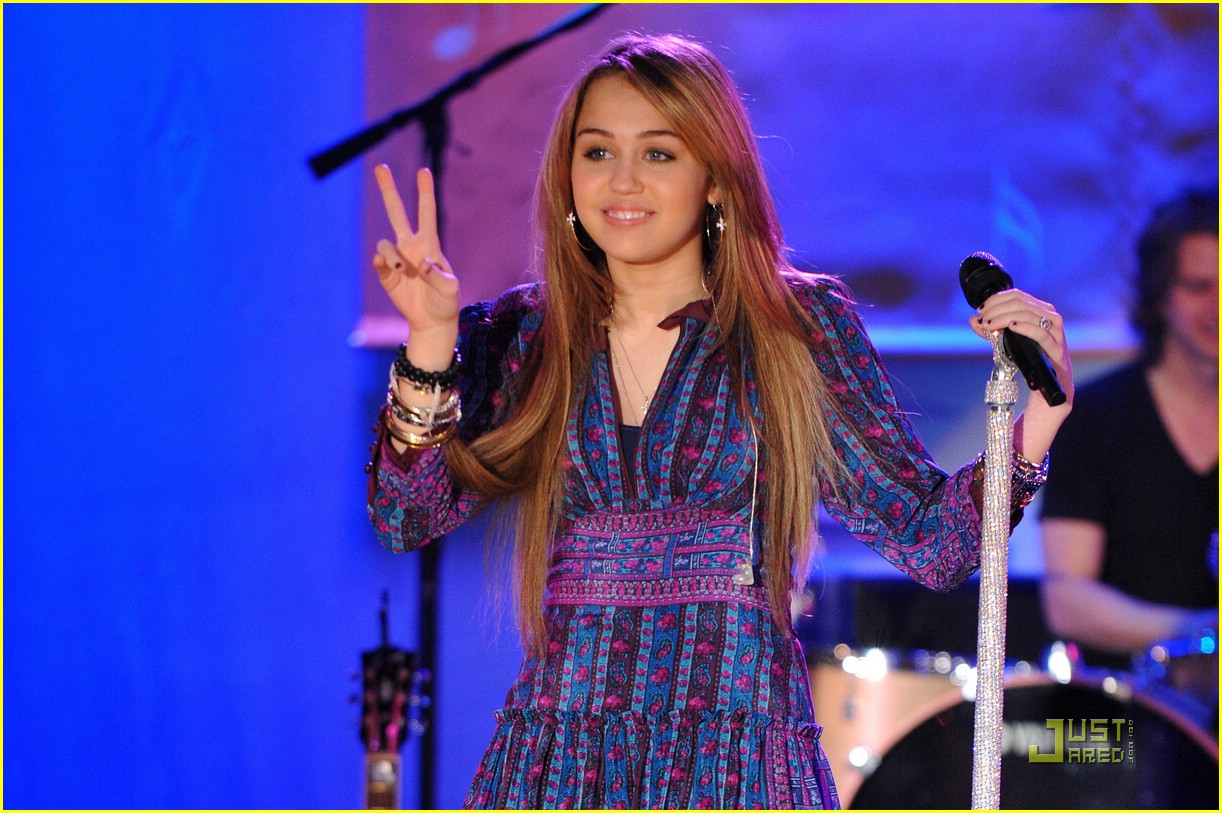 Miley Cyrus Flies Away At GMA