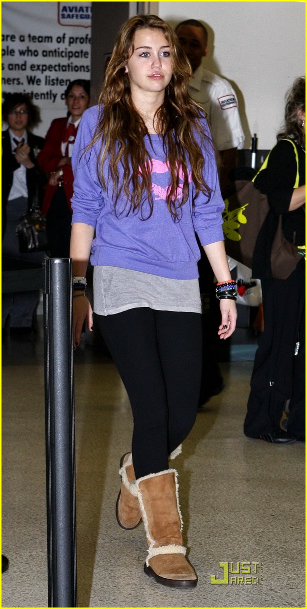Miley Cyrus: Guitar Signing... At The Airport!