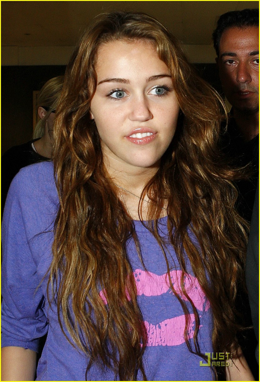Miley Cyrus: Guitar Signing... At The Airport!