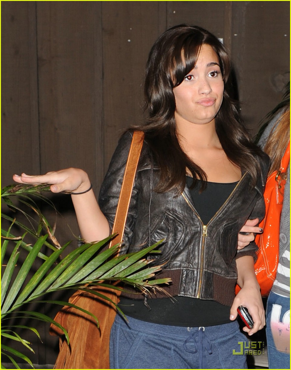 Miley Cyrus & Demi Lovato: Mo's Meet-Up