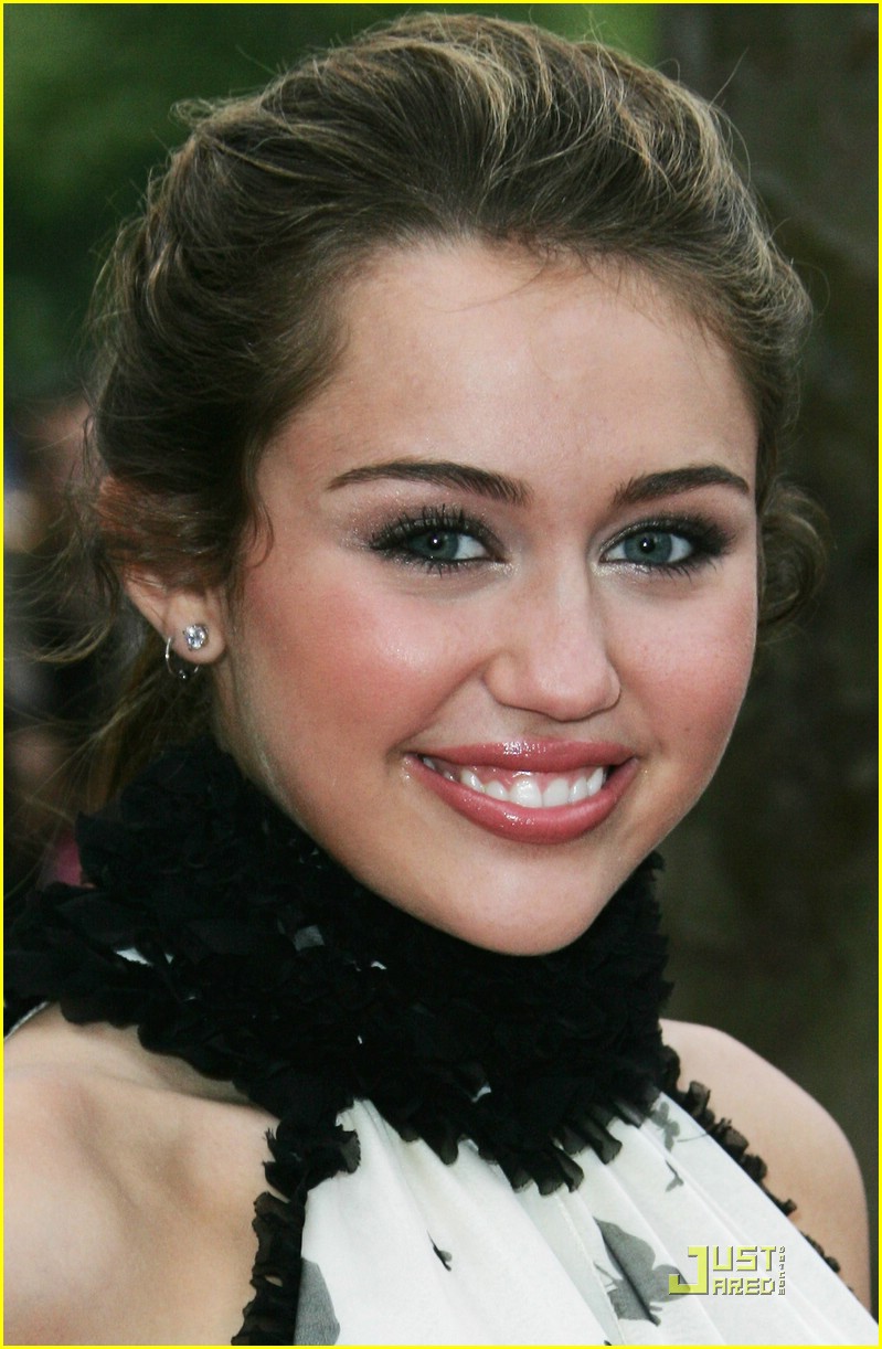 Miley Cyrus Dresses Up Her Neck