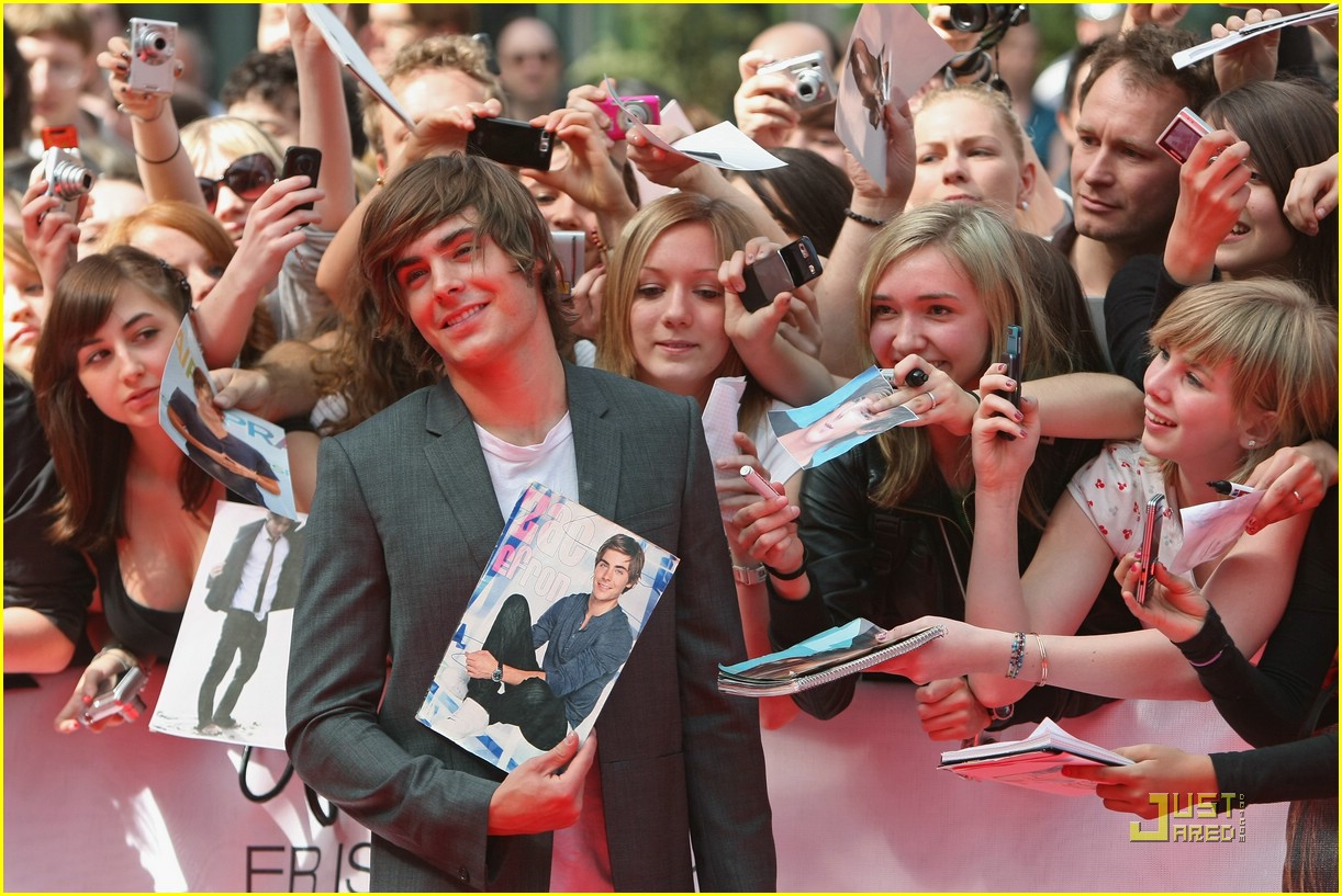 Zac Efron Blows Kisses in Berlin