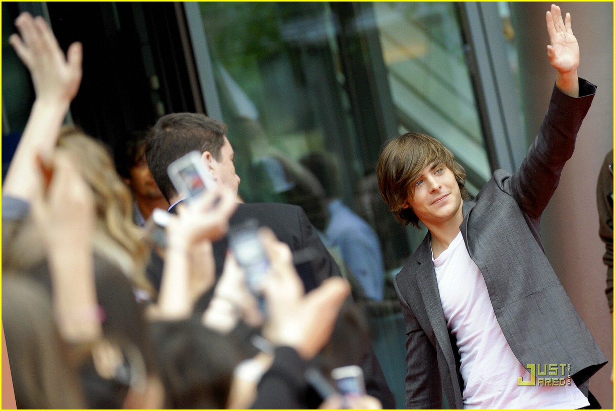 Zac Efron Blows Kisses in Berlin
