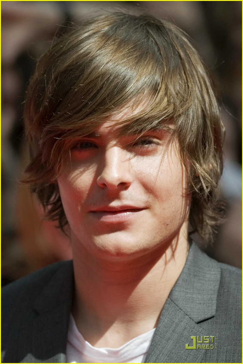 Zac Efron Blows Kisses in Berlin