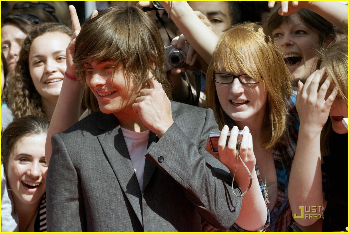 Zac Efron Blows Kisses in Berlin