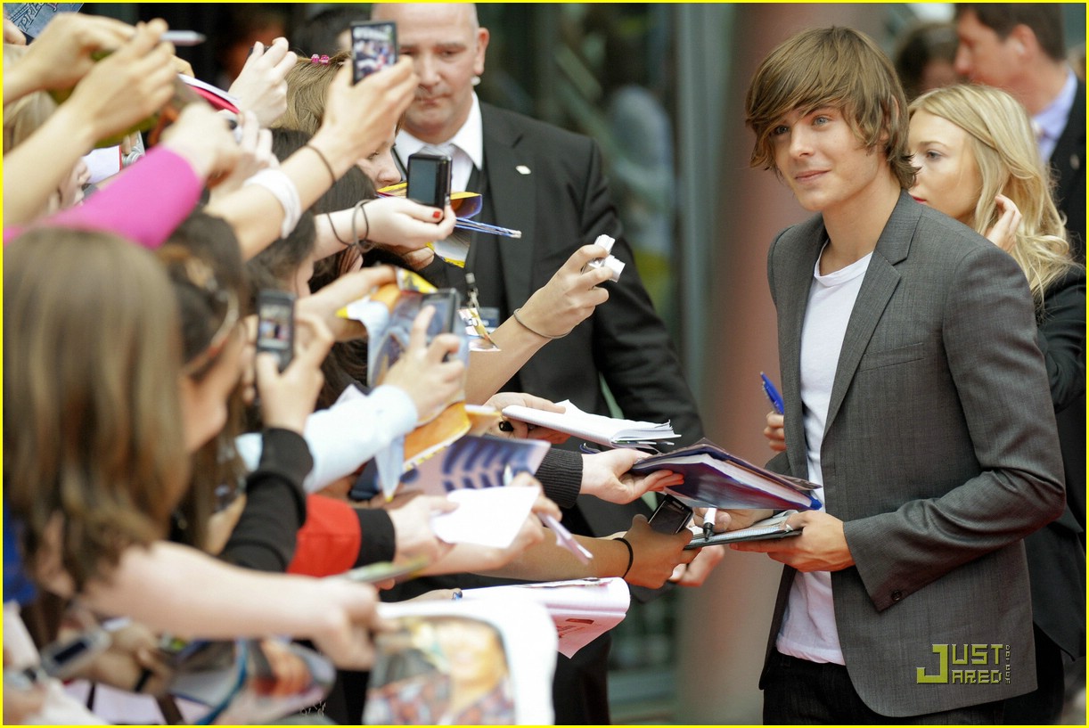 Zac Efron Blows Kisses in Berlin