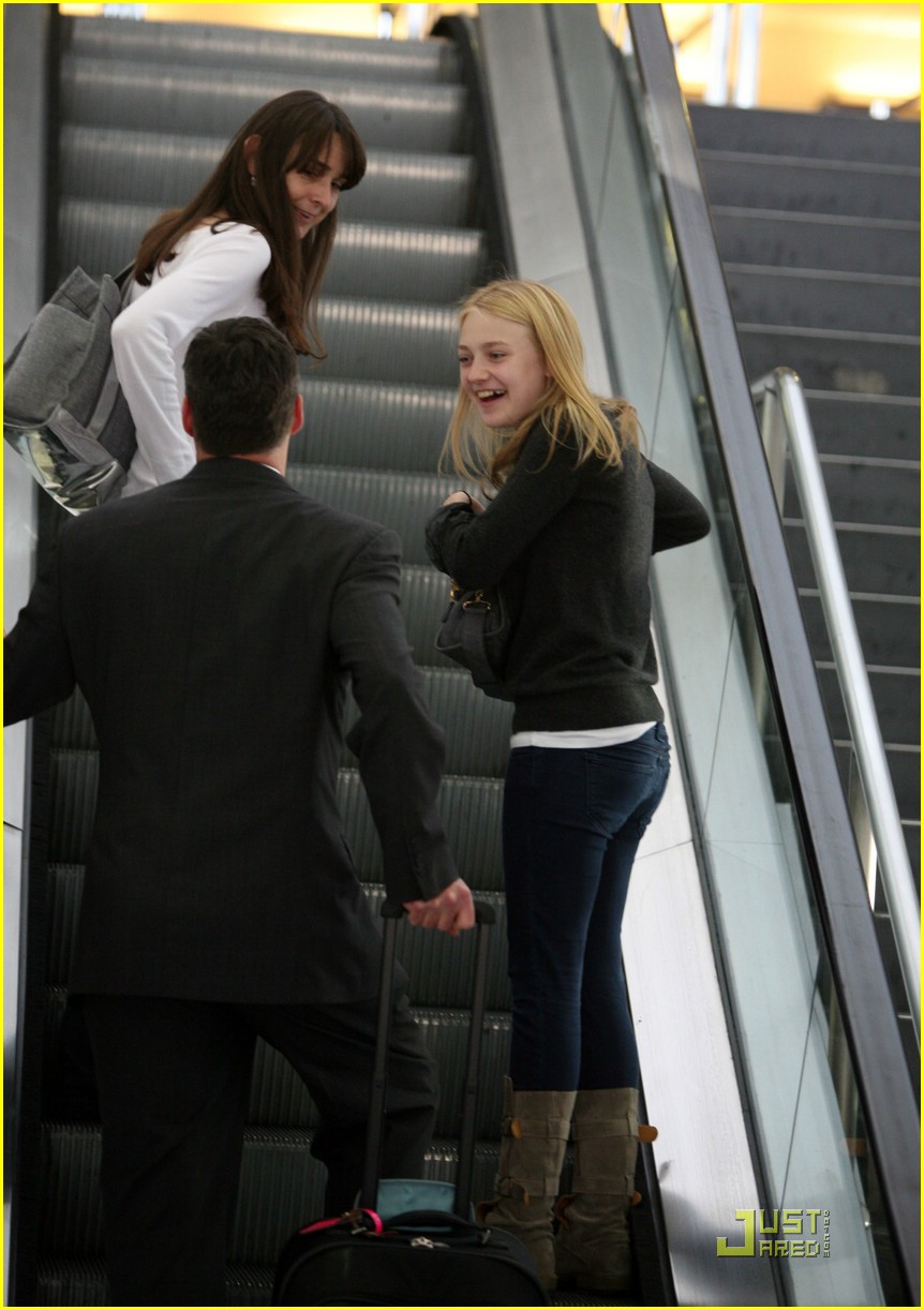 Dakota Fanning is a Grey Girl