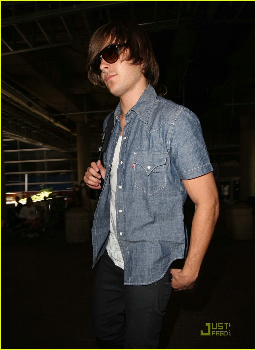 Zac Efron & Vanessa Hudgens: Wacky White Wings!