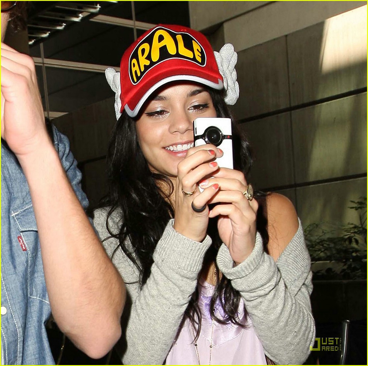 Zac Efron & Vanessa Hudgens: Wacky White Wings!