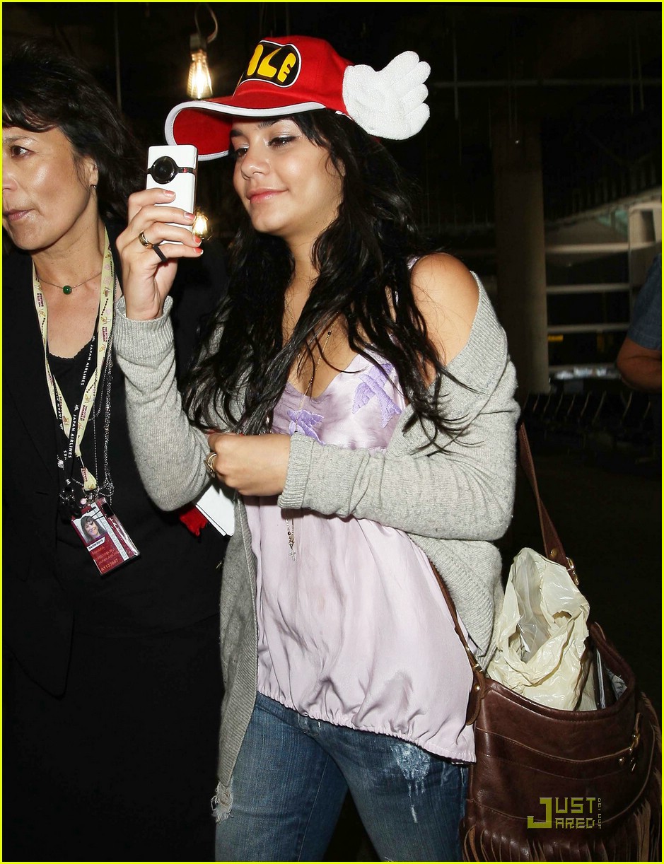 Zac Efron & Vanessa Hudgens: Wacky White Wings!