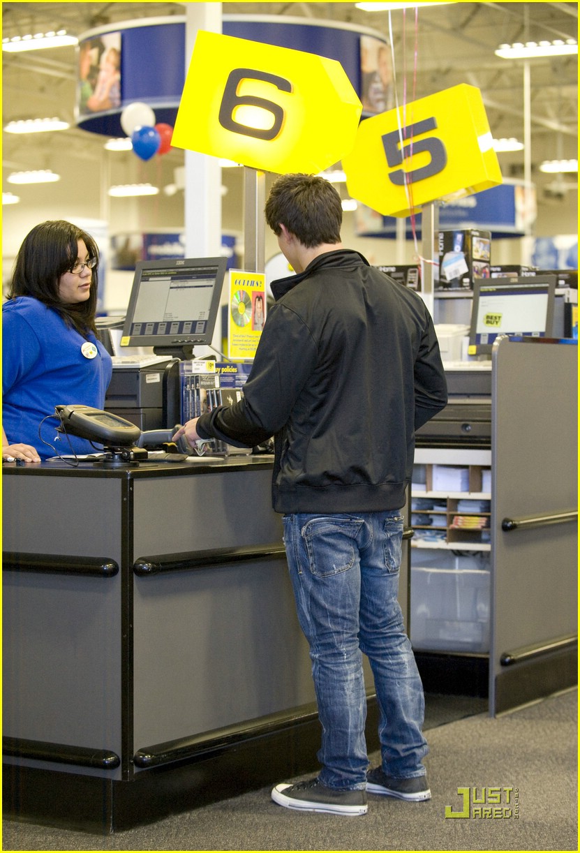 Taylor Lautner is a Best Buy Guy