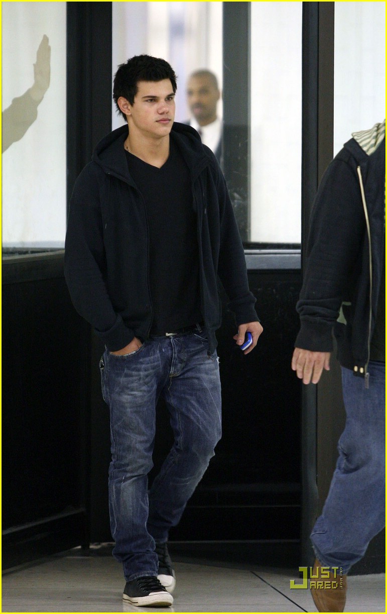 Taylor Lautner Returns to La La Land